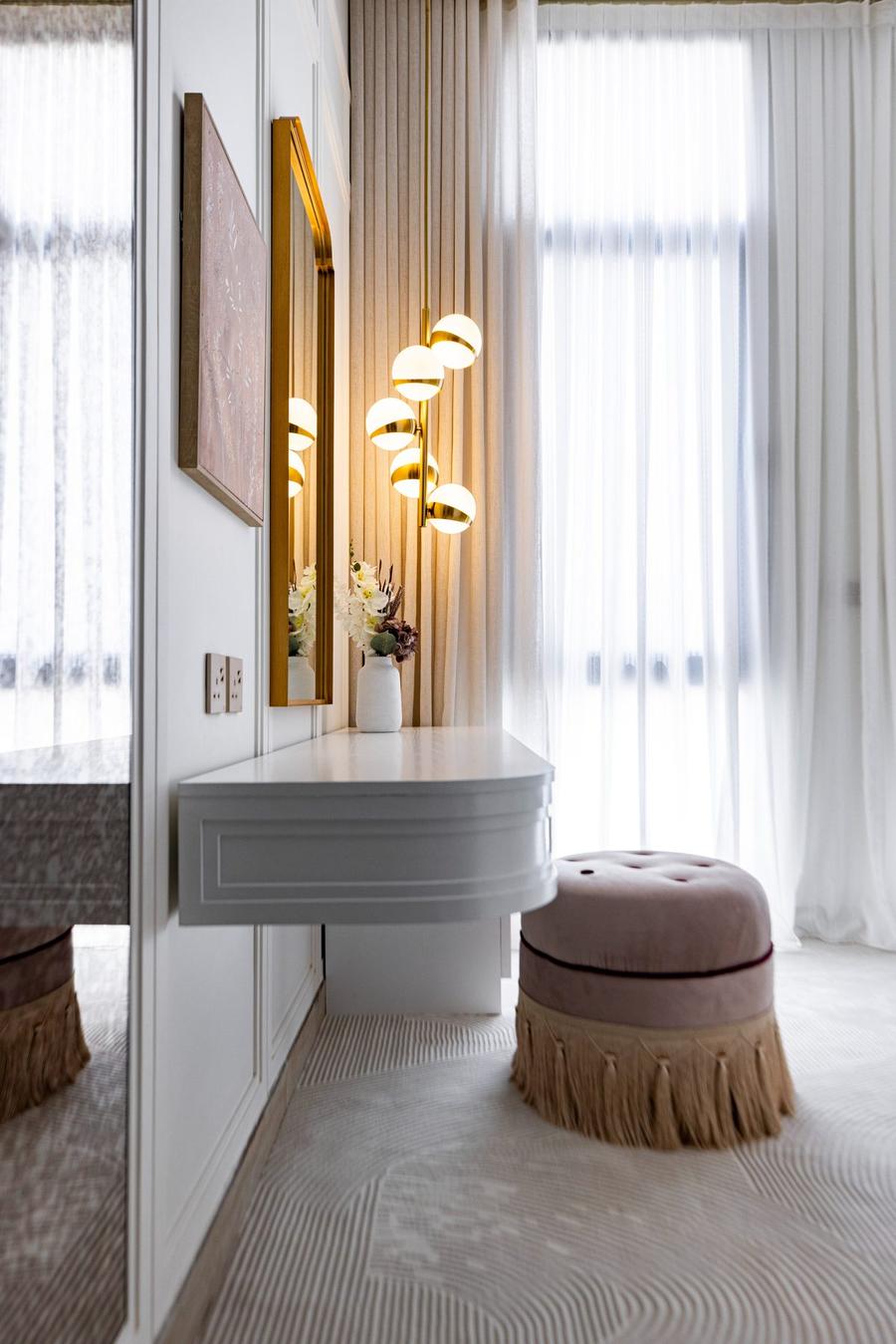 Vanity nook with cascading pendant light